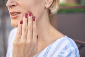 woman in pain due to dental emergencies