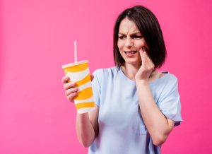 a women in pain when drinking cold drinks